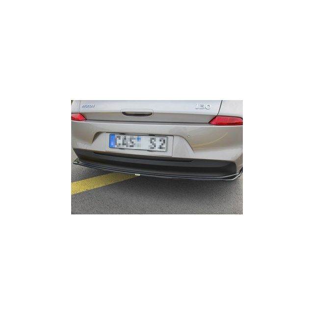 Централна Добавка за задна броня (без вертикални ленти) Hyundai I30 Mk3 хечбек - Maxton Design
